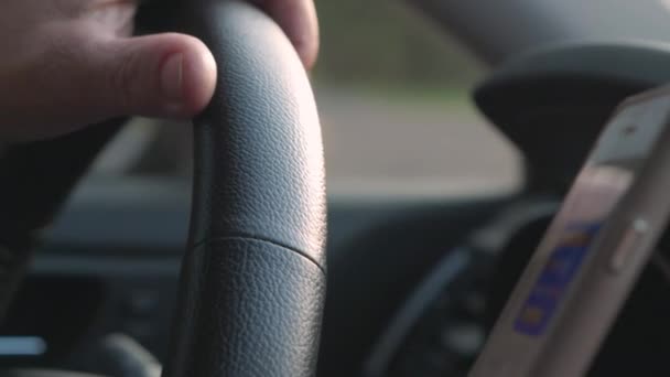 Bliższe spojrzenie kobiety prowadzącej samochód podczas pisania SMS-ów — Wideo stockowe