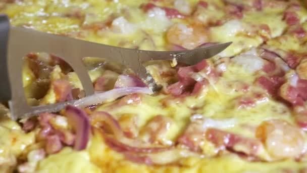 The ham and cheese on the pizza toppings — Vídeos de Stock