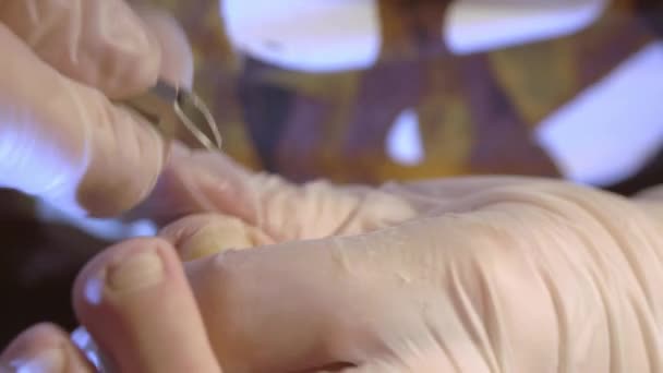 Stosowanie nożyc na paznokciach podczas pedicure — Wideo stockowe