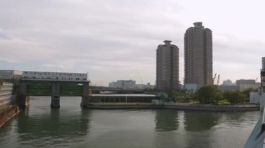 Japonya 'da Tokyo şehrinde nehir ve köprü manzarası