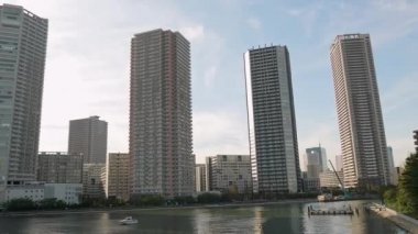 Tokyo 'daki kule binalarının şehir manzarası.