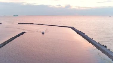 Pirita limanına yelken açan motorlu bir teknenin İdilik İHA görüntüsü..