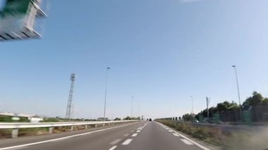 Japonya 'da yoldaki arabaların zaman ayarlı videosu.