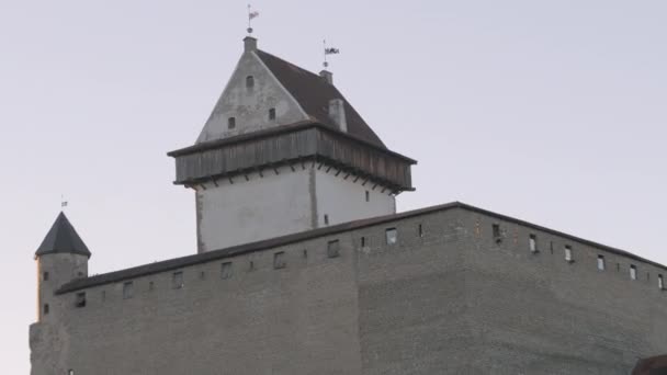 The fortress Narva castle on the border town in Estonia. — Stock Video