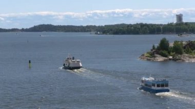 Helsinki ve kıyı adaları arasında seyahat eden feribotların güzel bir görüntüsü..
