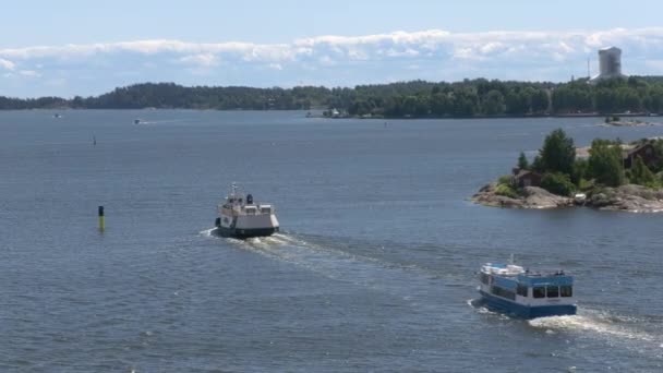 Belo tiro de balsas que viajam entre Helsínquia e as ilhas costeiras. — Vídeo de Stock