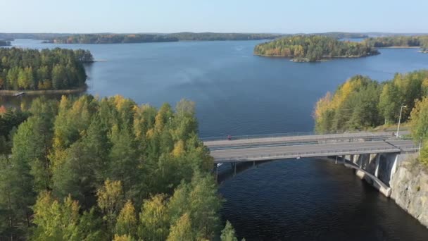 Bezpilotní snímek jezera Saimaa s dlouhým mostem přes geologii.4k — Stock video