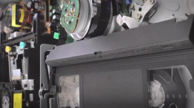 Bir Vhs kaseti kaldırılırken videonun içinde görüntülenen yakın çekim görüntüsü.