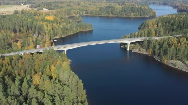 Výhled na jezero Saimaa s dlouhým mostem a stromy na boku. — Stock video