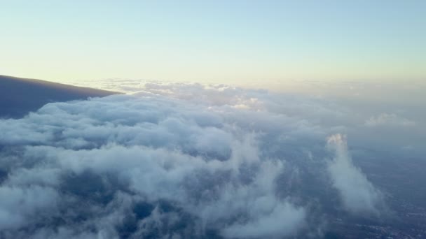 Vzdušný pohled na husté bílé mraky na obloze ve Španělsku Tenerife — Stock video