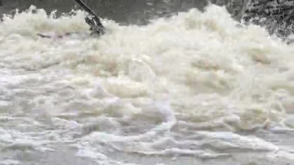 Close-up schot van het water spatten in een snel stromende rivier. — Stockvideo