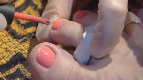 The pink nail polish on the nails of the toes — Vídeos de Stock