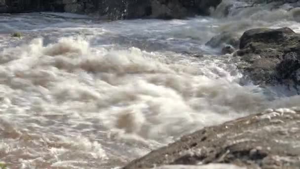 Impressionante tiro de um rio que flui rápido e as rochas que o rodeiam. — Vídeo de Stock