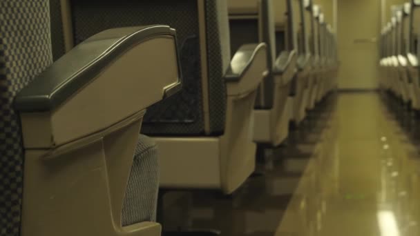 Tiro de perto de assentos dentro de um vagão de trem velho. — Vídeo de Stock