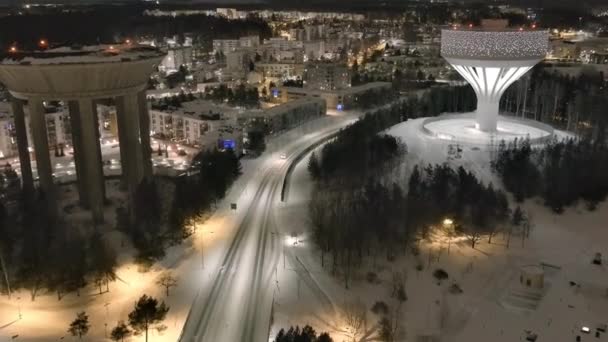 Vue en angle élevé du nouveau château d'eau par l'ancien à Hiekkaharju Vantaa. — Video