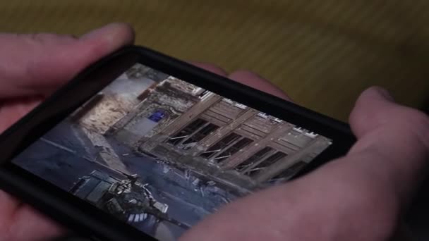 Ein Video über den Krieg in der Ukraine wird auf einem Smartphone abgespielt. — Stockvideo