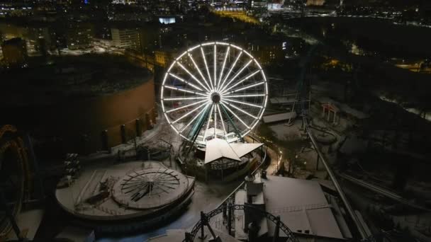 Drone della ruota panoramica a Linnanmaki durante l'inverno. — Video Stock