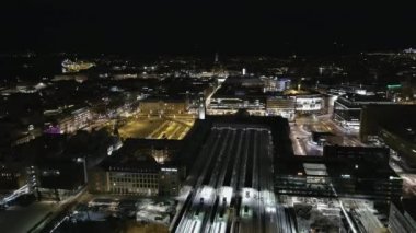 Helsinki Finlandiya şehir merkezindeki tren istasyonunun yüksek açılı görüntüsü.