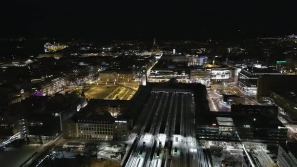 Blick auf den Bahnhof in der Innenstadt von Helsinki. — Stockvideo