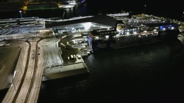 Drohnenschuss eines Schiffes, das bei Lansisatama in Helsinki festgemacht hat. — Stockvideo