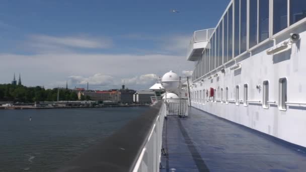 Impressionante scatto del paesaggio urbano di Helsinki da una nave da crociera. — Video Stock