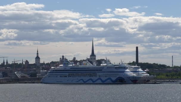 Menakjubkan ditembak dua kapal pesiar di pelabuhan Tallinn Estonia. — Stok Video