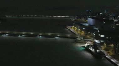 Helsinki. Finlandiya-31 Aralık 2021: Ruoholahti Helsinki 'yi yeni yıl arifesinde gösteren hava görüntüleri. Havai fişekler. Güzel bir şehir manzarası. Gece vakti. Drone yavaşça geriye doğru hareket ediyor.