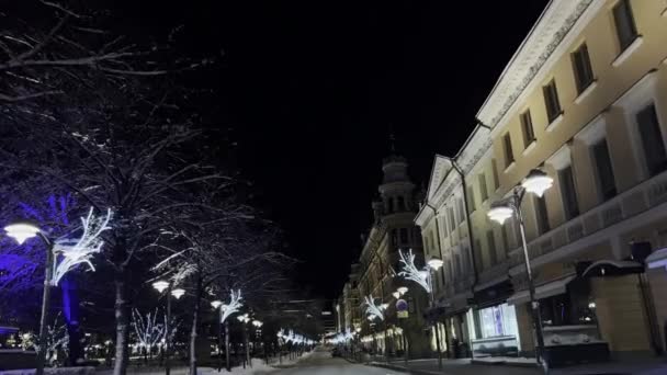 フィンランド 2021年12月31日 冬の夜の間にヘルシンキの美しいダウンタウン 照光式 クリスマスの飾り 建物や道路 カメラはゆっくり前へ — ストック動画