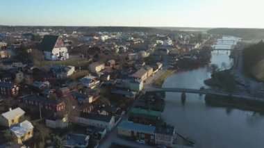 Porvoo.Finland-12 Aralık 2020: Porvoo Finland 'daki mimari ve nehrin güzel hava görüntüleri. Evanjelik Luteryan Kilisesi. İnsansız hava aracıyla hava görüntüsü yavaşça ilerliyor..