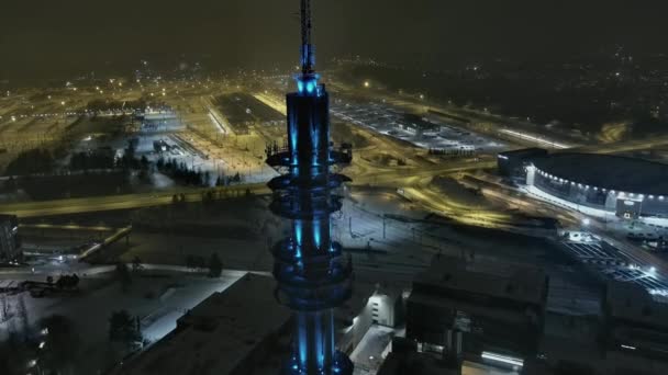 2021年12月31日 夜間にパシーラ ヘルシンキとテレビ塔を撮影 美しい街並みだ ライトだ 降雪だ ゆっくりと後ろへ — ストック動画