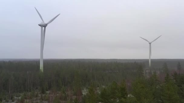 Geweldige Drone Shot Van Windgeneratoren Finland Groene Hernieuwbare Energie Luchtopname — Stockvideo