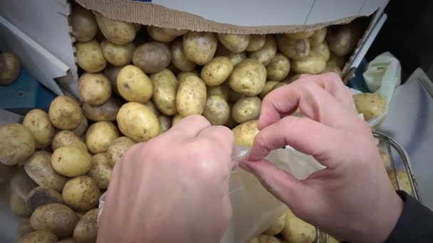 Közelkép Egy Műanyag Zacskó Kinyitásáról Egy Szupermarketben Krumpli Háttérben Bevásárlás — Stock videók