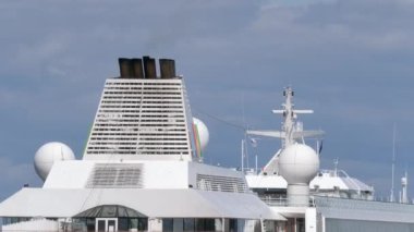 Tallinn.Estonya-21 Temmuz 2021: Tallinn limanında yolcu gemilerinin inanılmaz çekimi. Mavi gökyüzü ve arka planda sakin deniz. Turizm. Gemilerin egzoz boruları. Kamera yavaşça uzaklaşıyor.