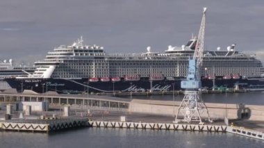 Tallinn.Estonya-14 Ekim 2021: Tallinn limanında seyahat gemilerinin Idyllic çekimi. Turizm. Bulutlu gökyüzü ve sakin deniz. Kamera yavaşça uzaklaşırken sola dönüyor.