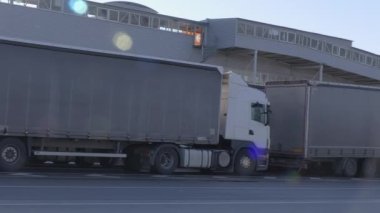 Tallinn.Estonya-14 Ekim 2021: Tallinn limanındaki bir gemiye binmeyi bekleyen kamyonlar. Avrupa kargo taşımacılığı. Güneşli bir gün. Kamera yavaşça sağa dönüyor..