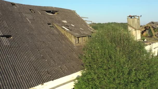 2021年7月5日 放棄されたソビエト連邦の農場の建物の空中撮影 古い建物はゆっくりと自然に引き継がれていく ゆっくり横に動くドローン — ストック動画