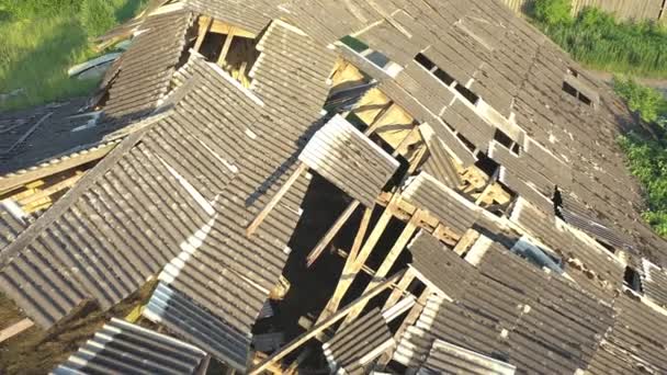 Koeru Eston July 2021 放棄された牛小屋の破壊された屋根の空中ショット 古いソ連の構造は自然と一つになる ゆっくりと後ろへ — ストック動画