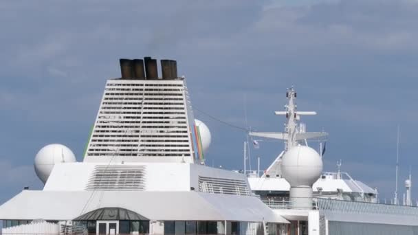 Tallinn Estonia Julio 2021 Increíble Disparo Cruceros Puerto Tallin Cielo — Vídeos de Stock