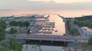 Tallinn.Estonya-5 Temmuz 2021: Tallinn Estonya 'daki deniz kenarı mimarisinin muhteşem havadan çekimi. Idyllic bakış açısı. Drone yukarı doğru eğilirken yavaşça geriye doğru hareket ediyor.