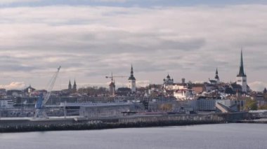 Tallinn.Estonya-14 Ekim 2021: Tallinn 'in bir yolcu gemisinden güzel bir görüntüsü. Liman. Arka planda eski bir kasaba. Bulutlu gökyüzü. Turizm. Kiliseler. Kamera yavaşça yana hareket ediyor.