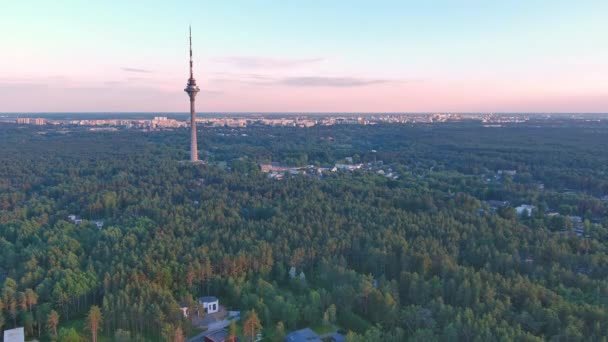 タリン エストニア 7月5 2021 タリンエストニアのテレビ塔の美しい空撮 街と自然を示す素晴らしい風景 ドローンはゆっくり上に傾け 拡大します テキスト空間 — ストック動画