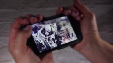 Sosyal medyadan haberlere akıllı telefondan bakan birinin yakın plan fotoğrafı. Hızlı bilgi akışı. Kendini bilgilendiriyorsun. Arka plan bulanık. Seçici odak.