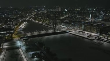 Helsinki. Finlandiya-31 Aralık 2021: Yeni yıl arifesinde Helsinki Ruoholahti kentinin yüksek açılı manzarası. Gece vakti. Havai fişekler. Drone yavaşça geriye doğru hareket ediyor.