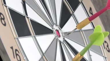 Sarı bir dartın dart tahtasına vuruşunu yakından çek. Renkli oklar. Eğlenceli bir oyun ve aynı zamanda bir spor. Güzel eğlence aktivitesi.