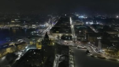 Helsinki. Finlandiya-31 Aralık 2021: Helsinki 'nin merkezinde yeni yıl kutlamalarının havadan çekimi. Güzel bir şehir manzarası. Gece vakti. Kış zamanı. Havai fişekler. Drone yavaşça geriye ve yana hareket ediyor.