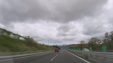 Japonya-4 Kasım 2019: Japon şehrinde büyük kamyon ve arabaların içinden geçen uzun bir zaman dilimi videosundan geçiyoruz