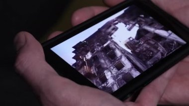 Ukrayna 'nın Rus istilası videosu akıllı telefondan oynatılıyor. Bilgi savaşı. Askeri faaliyetler. Arka plan bulanık. Seçici odaklanma. Yakın çekim..