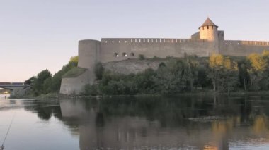 Narva.Estonya-11 Ağustos 2020: Rusya 'nın Narva Estonya sınırındaki Ivangorod kentinin iki kaleyi birbirine bağlayan köprü manzarası.