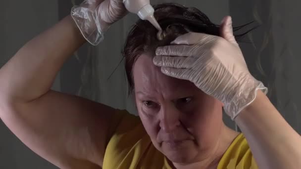 Middle Aged Caucasian Lady Styling Her Hair Using Hair Dye — Video