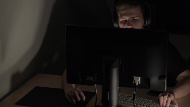 Man Playing Computer Games Dark Room Using Keyboard Mouse Wearing — 图库视频影像